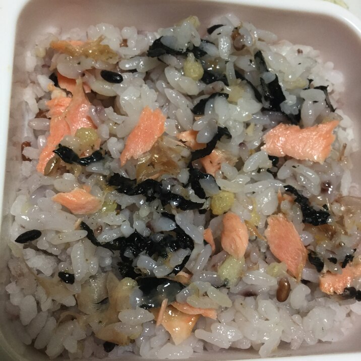 銀鮭と味付け海苔で混ぜ御飯